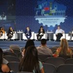 Os participantes da mesa-redonda abordam os 17 Objetivos de Desenvolvimento Sustentável da ONU