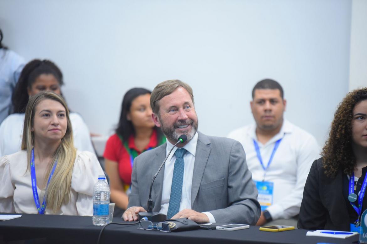 Presidente Joel Krüger e a coordenadora nacional do programa Crea Júnior, Luana Matos