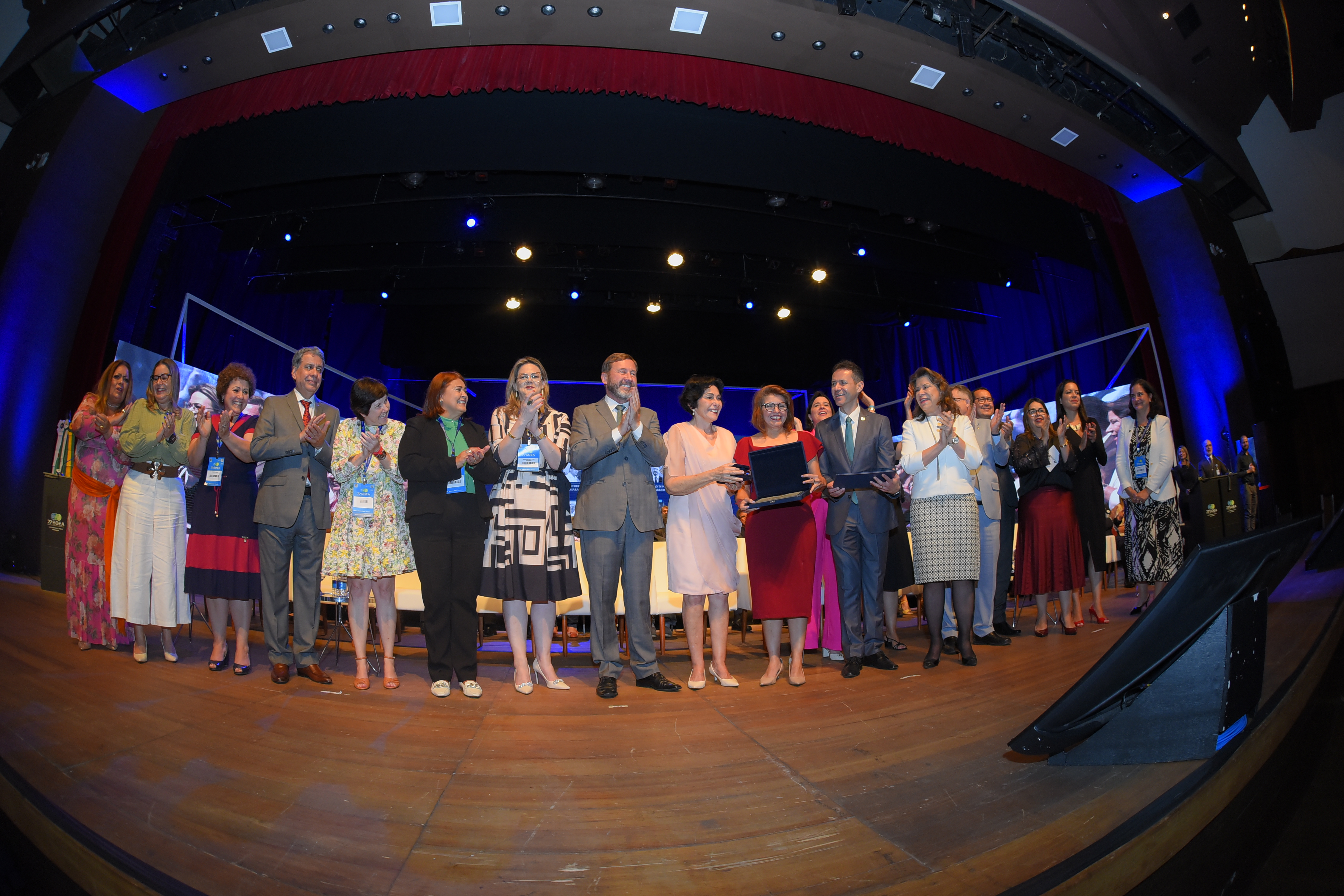 Presidente Joel Krüger, a homenageada Zélia Santos e outras lideranças do Sistema 