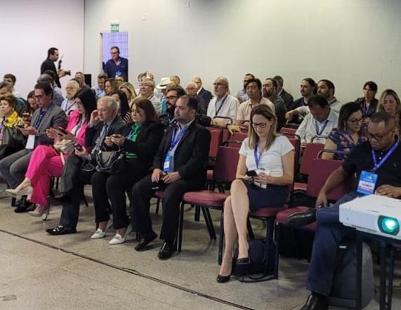 Ao cortar a faixa, presidente do Confea, eng. civ. Joel Krüger, inaugura ExpoSoea