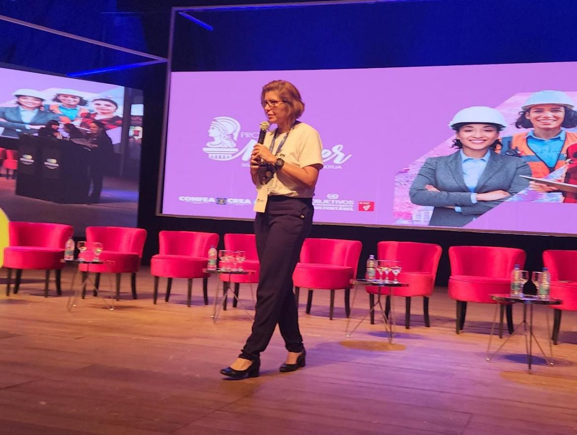 Presidente do Crea-RN, Ana Adalgisa, coordena painel sobre inovação