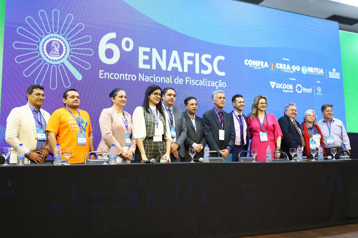 Mesa de abertura do 6º Enafisc repleta de presidentes de Creas, além de coordenadores e representantes de fiscalização