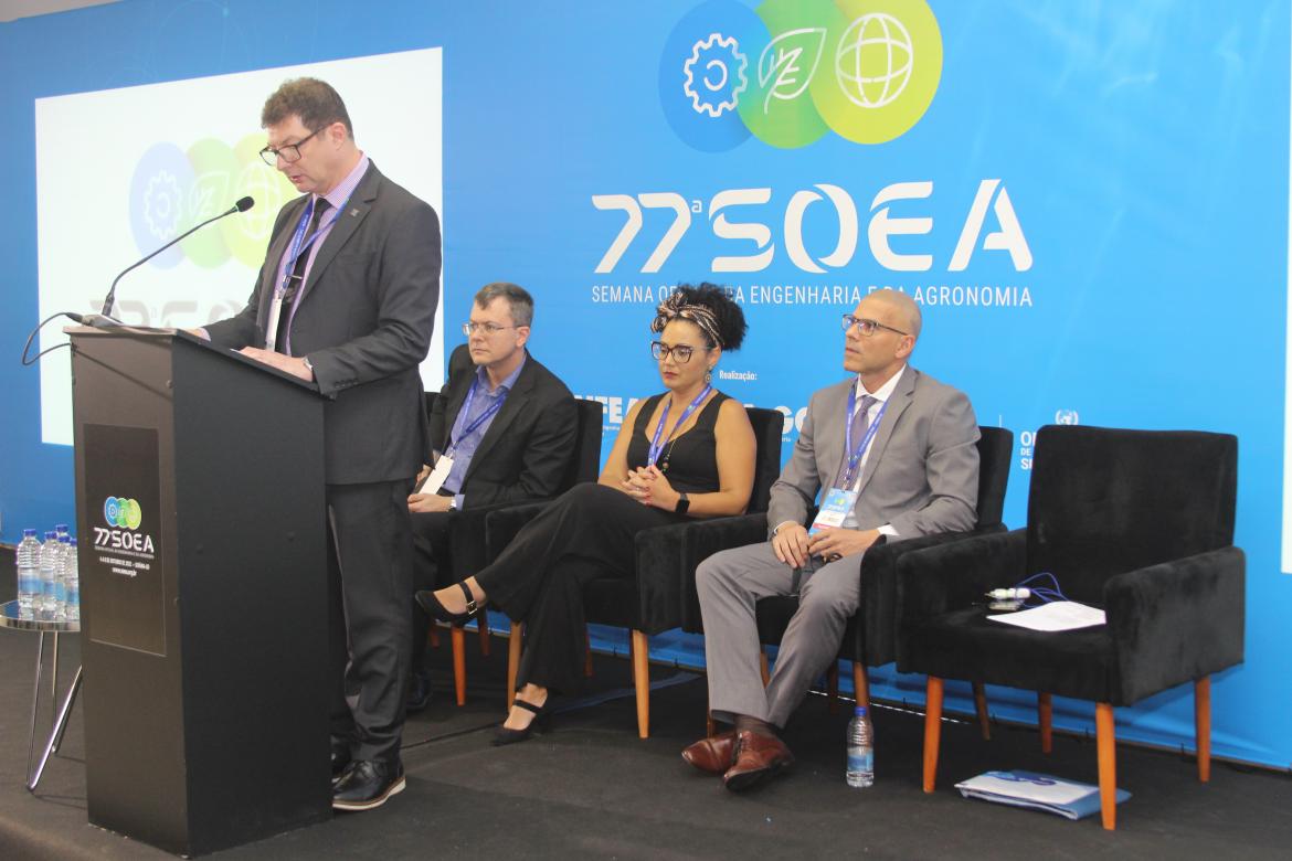 Conselheiro federal Eng. Eletric. Evânio Nicoleit e os palestrantes eng. civ. Rodrigo Broering Koerich, eng. civ. Késia Alves da Silva e eng. civ. Cleiton Rocha de Matos