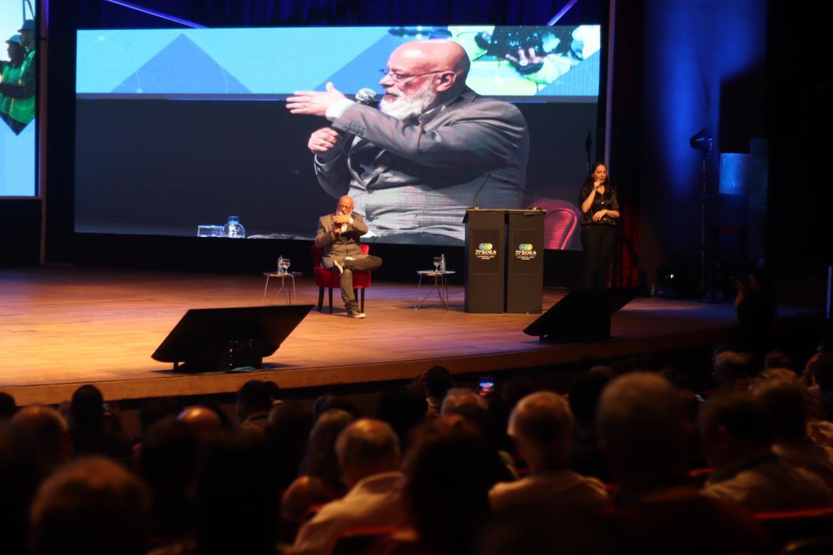 Em um auditório lotado, o filósofo Luiz Felipe Pondé reuniu os participantes da 77ª Soea para discutir e compartilhar o conceito de felicidade