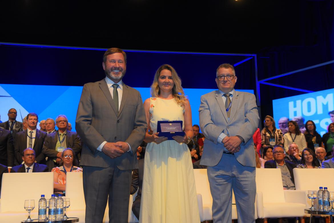 Homenagem em memória dos presidentes Renato Milhomem (Crea-PA) e Antonio Aragão (Crea-PB), falecidos em junho passado e agosto de 2021, respectivamente. “Grandes parceiros de todas as horas”, lembrou Krüger, ao pedir uma salva de palmas. Na foto, a viúva de Milh