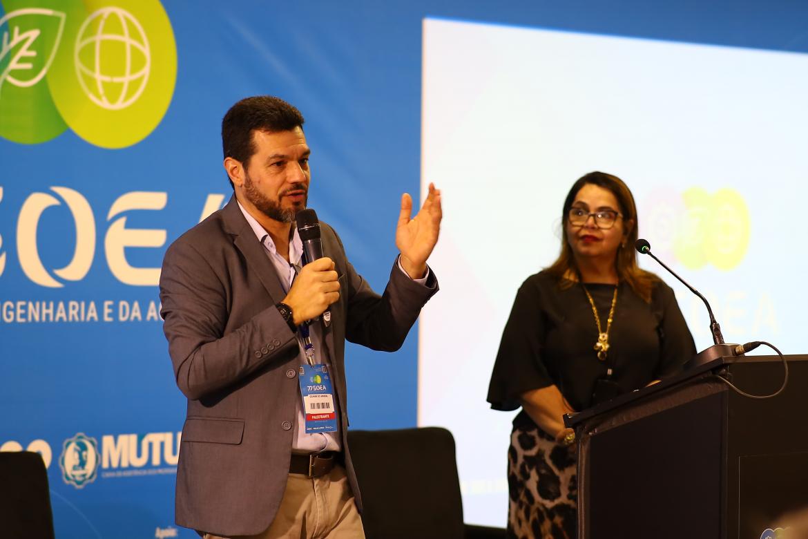 Gilmar do Amaral - perito agrário do Incra - e a mediadora, presidente do Crea-MS, Vânia de Abreu