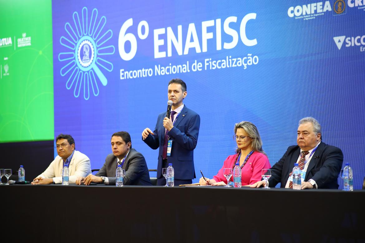 O presidente do Crea-GO, como anfitrião da 77ª Soea, fez questão de recepcionar e exaltar os fiscais e demais colegas presentes.