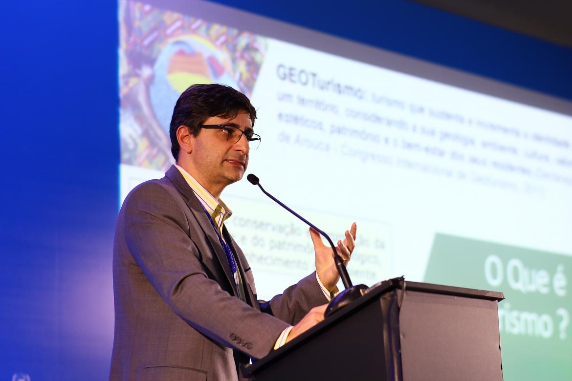 Geólogo Fábio Augusto Gomes Vieira Reis durante sua apresentação