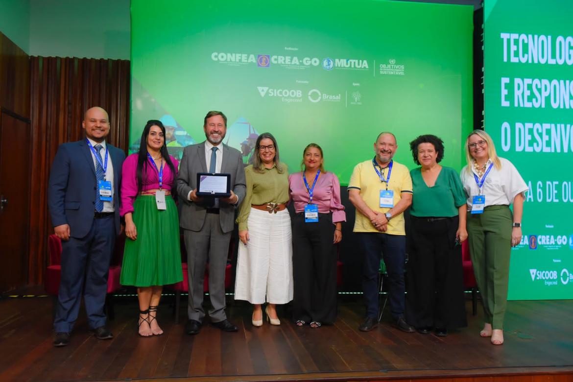 Presidente Joel Krüger, a coordenadora do Comitê Gestor do Programa Mulher do Crea-SP, eng. civ. Poliana Siqueira, e os representantes do Comitê Gestor do Programa Mulher