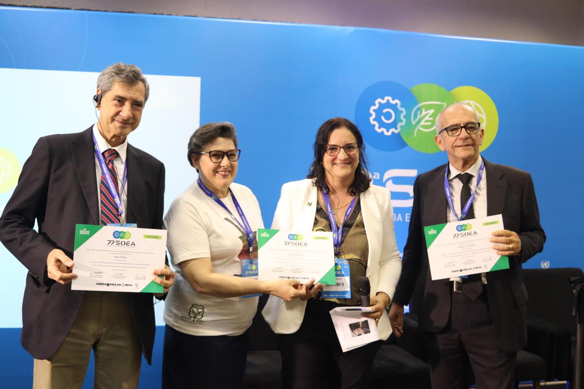 Palestrantes recebem certificado de participação na 77ª Soea