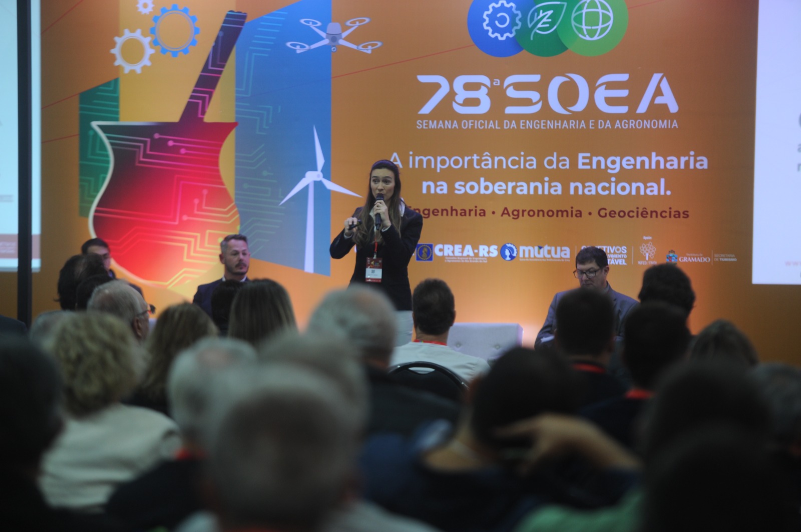 Engenheira civil Estefânia Bordin abordou a acessibilidade no transporte urbano