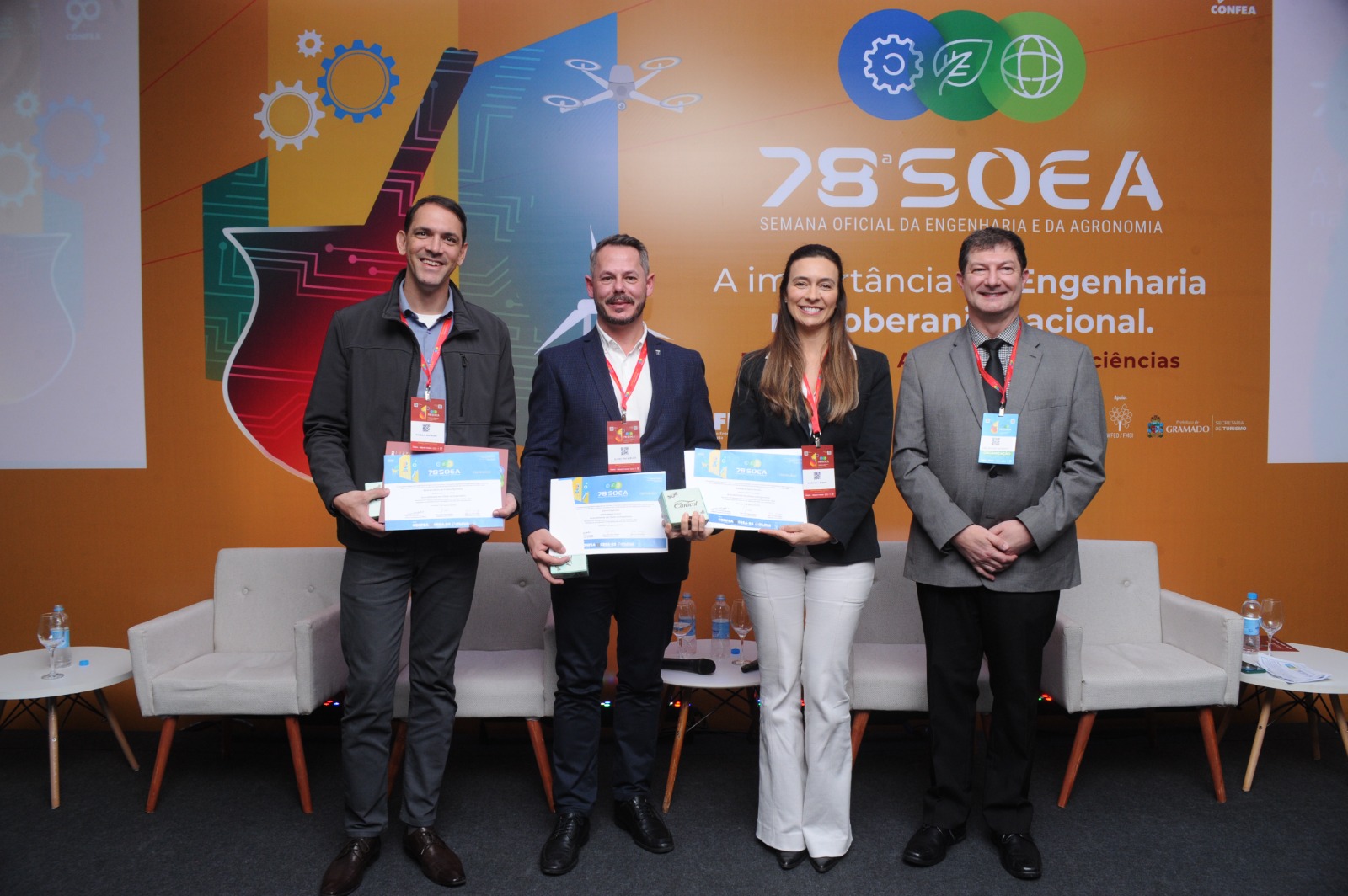 Palestrantes homenageados pelo vice-presidente do Confea, Evânio Nicoleit