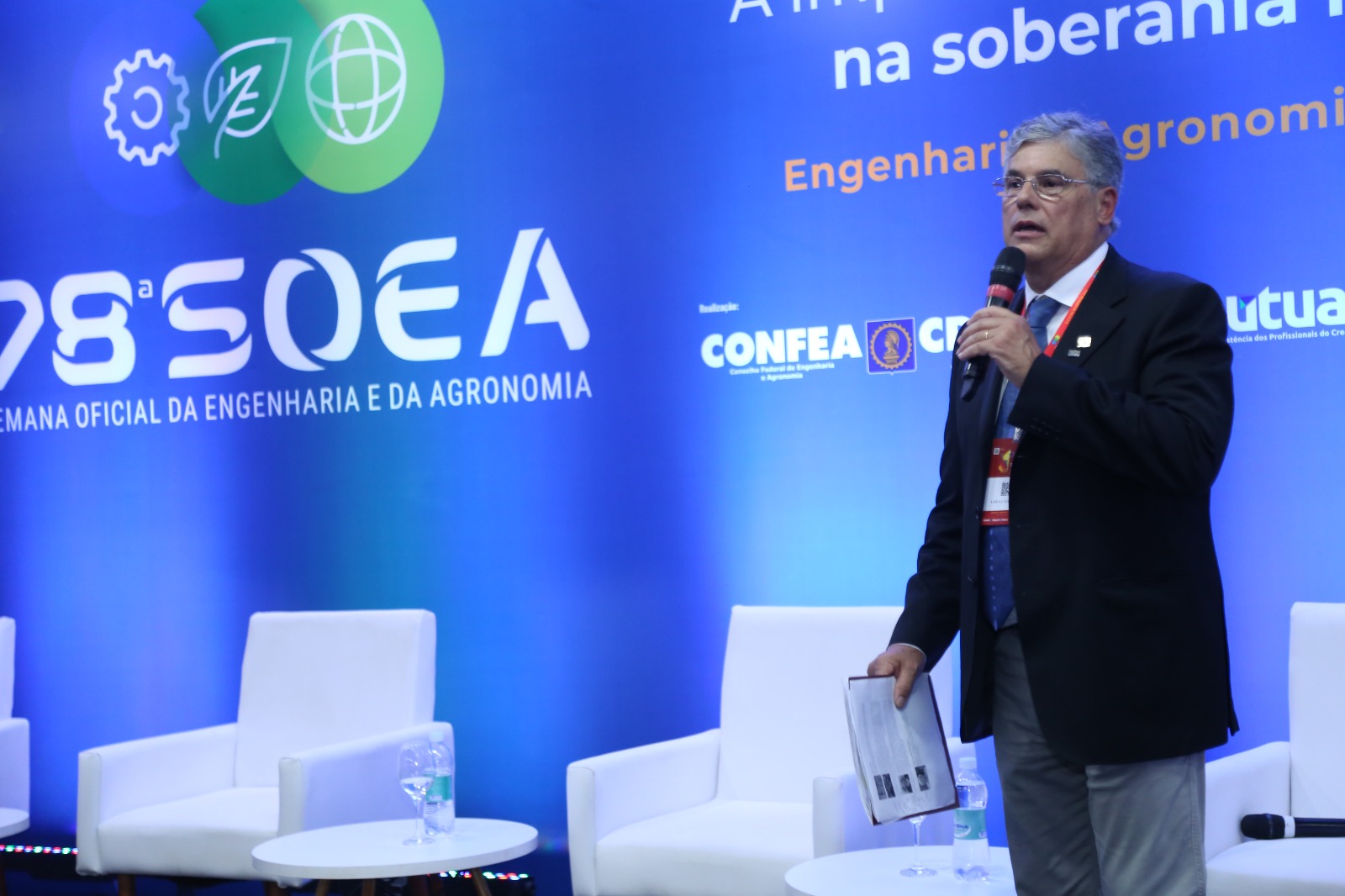 Coordenador da  Comissão de Educação e Atribuição Profissional do Confea e moderador do evento, conselheiro federal eng. agr. Luiz Lucchesi