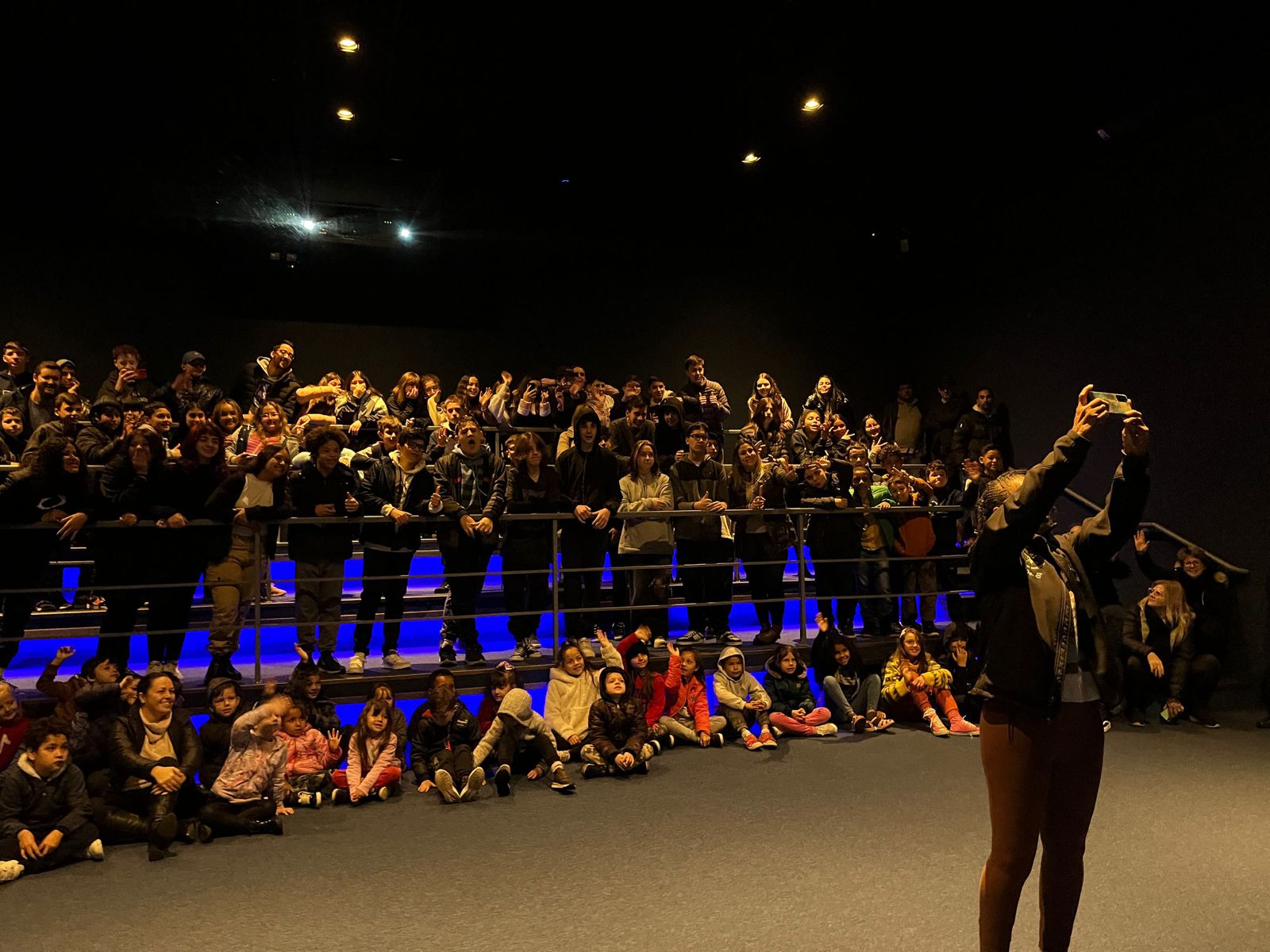 Alunos de escolas públicas conversam com engenheira da Nasa