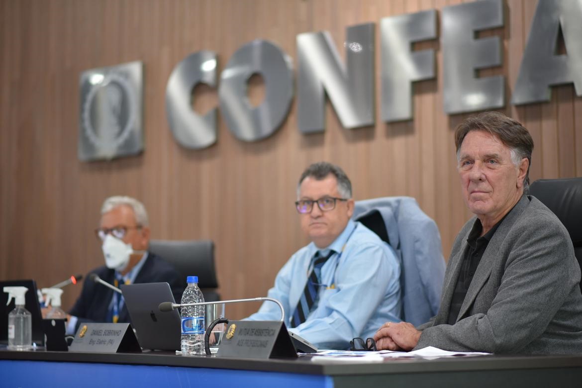 Presidente da Abenc-PR, Cirus Itiberê da Cunha (dir.), conselheiro federal Daniel Sobrinho e o presidente em exercício João Carlos Pimenta