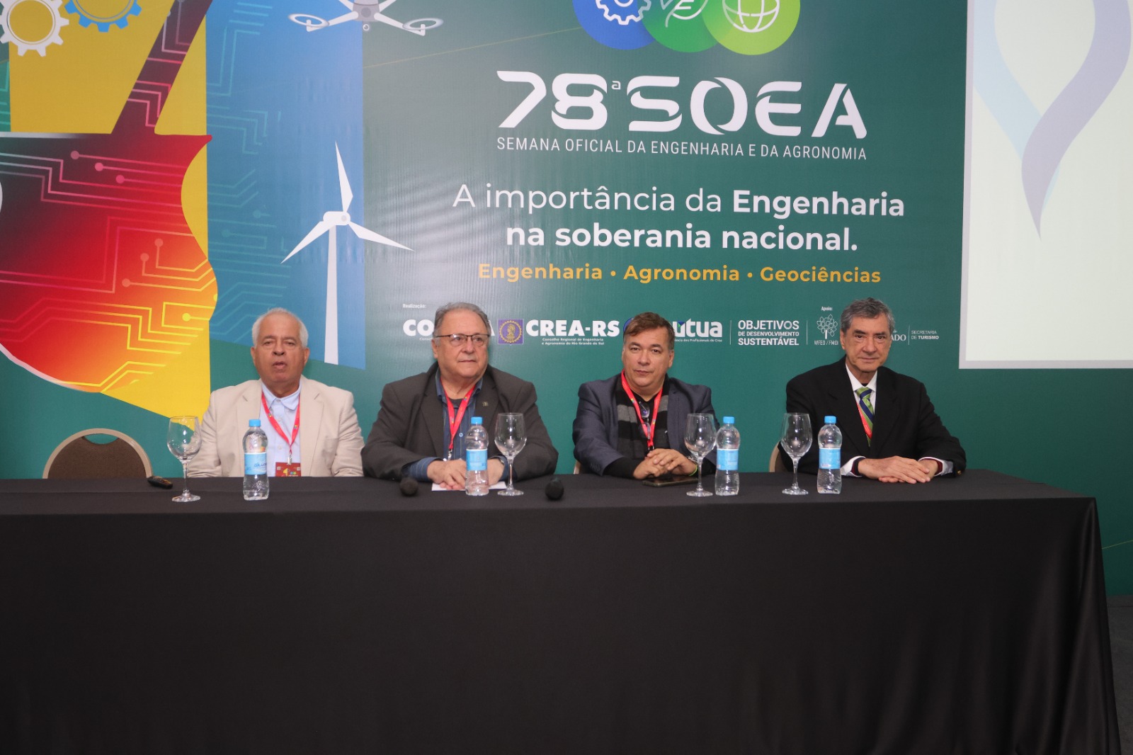 Palestrante Nei de Beserra; presidente do Crea-RJ, Luiz Antonio Cosenza; mediador Luiz Alexandre Mosca e palestrante Jaques Sherique