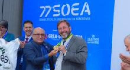 Presidente Joel Krüger recebe comenda da Anest