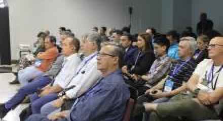 Goiânia, 6 de outubro de 2022.  Os impactos das alterações das normas regulamentadoras (NRs) e suas contribuições para a gestão de riscos ocupacionais foi tema abordado durante palestra realizada nesta quarta-feira (5/10), na sala 01, do Centro de Convenções em Goiânia. A palestra teve como moderador o coordenador nacional das Câmaras Especializadas de Engenharia e Segurança do Trabalho (CCEEST), eng. prod. e de seg. trab. Ronaldo Borin.  Um dos palestrantes convidados para discursar sobre o assunto foi o d