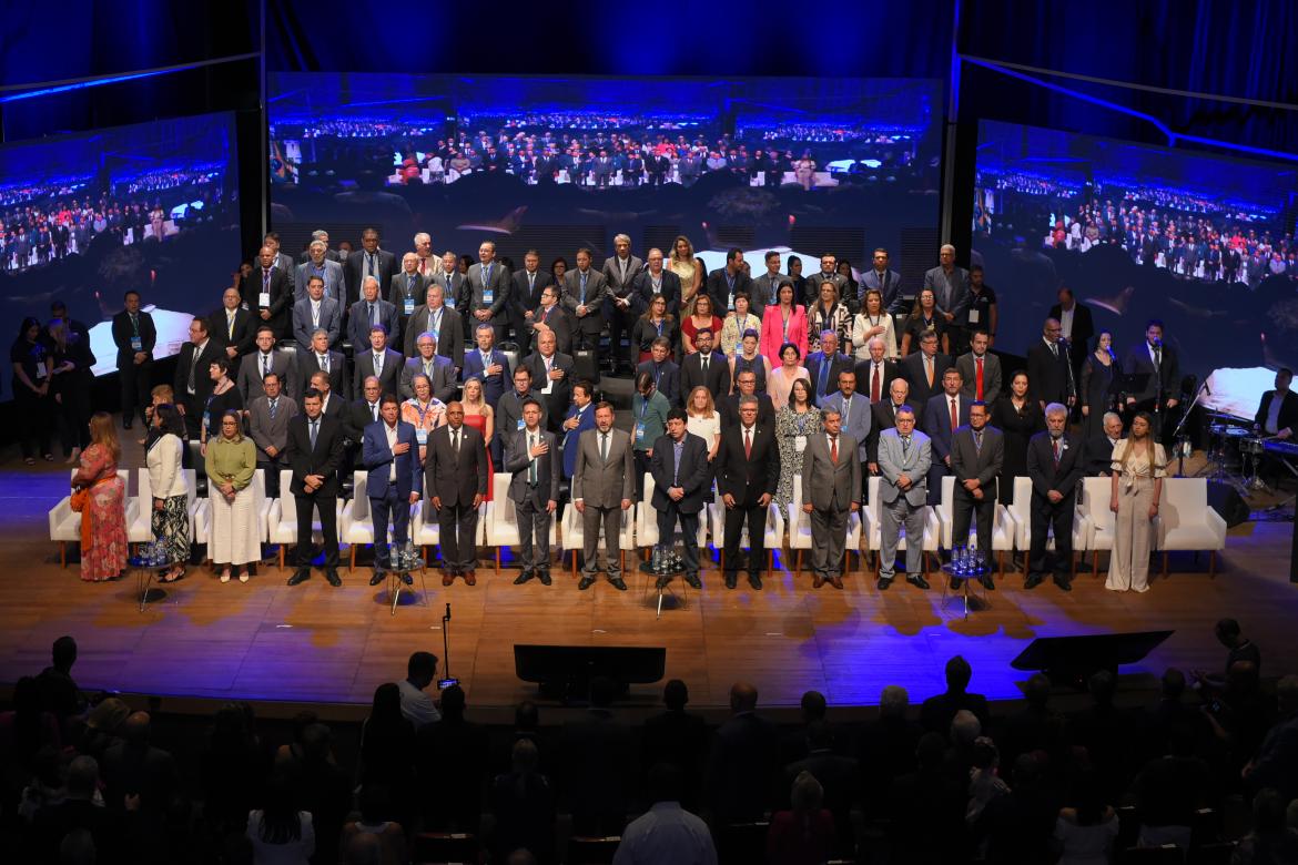 Mesa de abertura reuniu presidentes do Confea e dos Creas, conselheiros federais, homenageados do Mérito, lideranças dos colégios de Presidentes (CP) e de Entidades Nacionais (Cden), da Mútua, das Coordenadorias Nacionais de Câmaras Especializadas de Ética, do Programa Mulher, do Contecc e da Coordenadoria Nacional do Crea Júnior