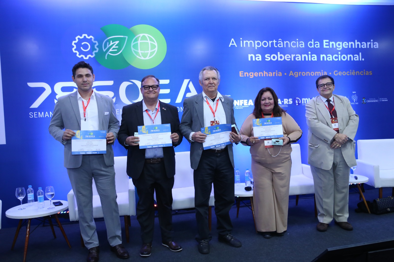 Xangai Oliveira, Erwin Teichmann, João Souza, Carmem Eleonôra e o moderador do painel, engenheiro eletricista Jorge Bitencourt, conselheiro federal