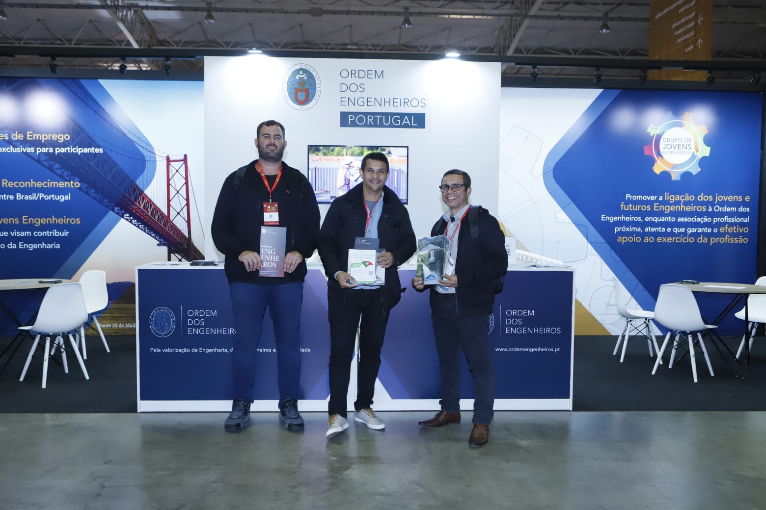 No estande da OEP, profissionais recebem informações sobre oportunidades em Engenharia